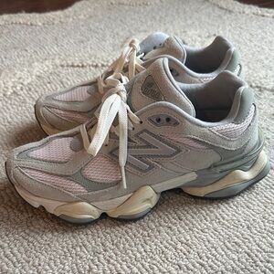 New Balance Women's 9060 Neutral Mesh & Suede Sneaker - Light Grey/Pink